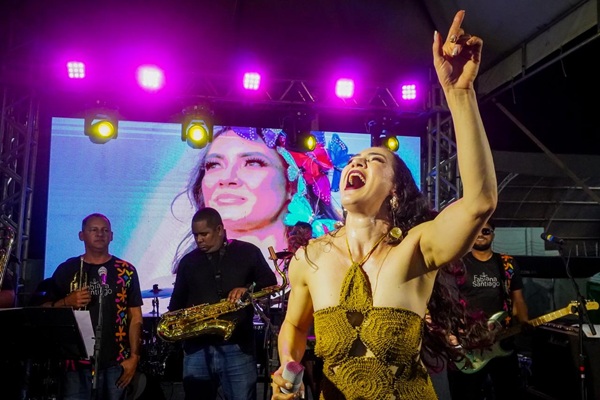 Show de Fabiana Santiago, talento, energia e emoção marcam a noite de sábado no Natal do Interior em Casa Nova